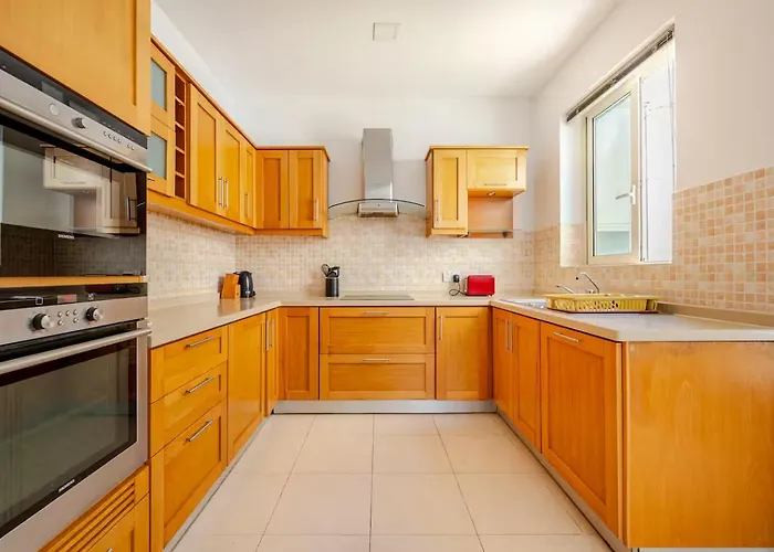 Luxury 3br Penthouse - Jacuzzi & Seaview *